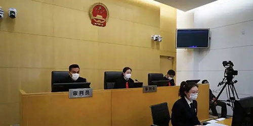 嬰兒高燒40度未察覺，育嬰師被雇主打傷 法院判決與行業反思